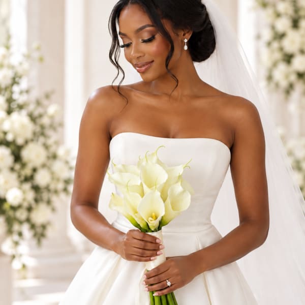 Bride holding a bouquet of pale yellow calla lilies