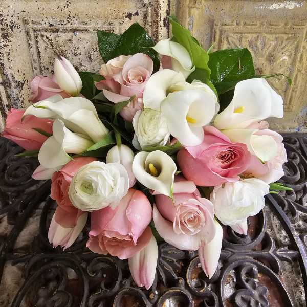 Bouquet of pink roses and white calla lilies