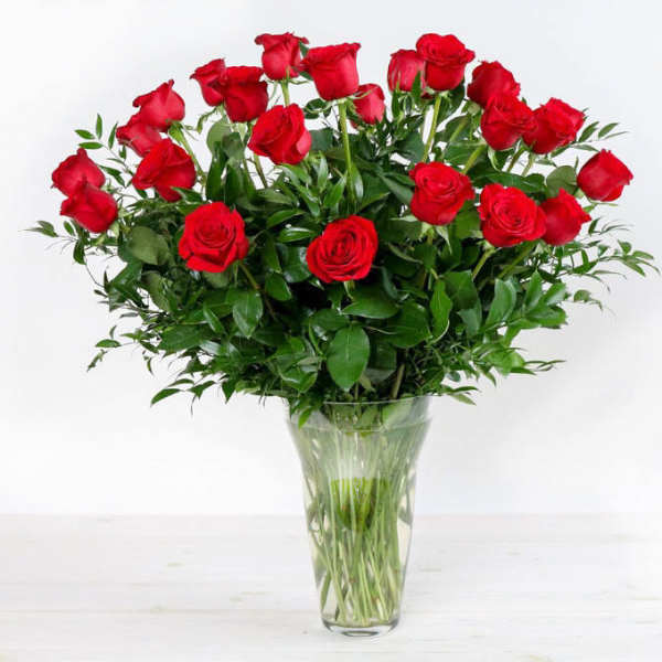 Bouquet of red roses in a clear glass vase