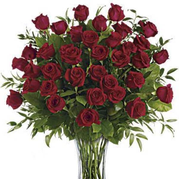 Bouquet of red roses in a clear glass vase