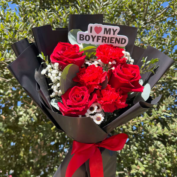 Bouquet of red roses and carnations with a "I ♥ MY BOYFRIEND" sign