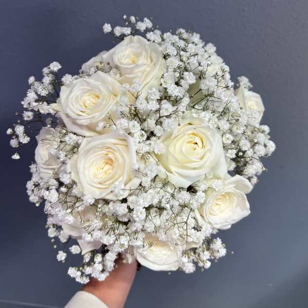 Bouquet of white roses and baby's breath