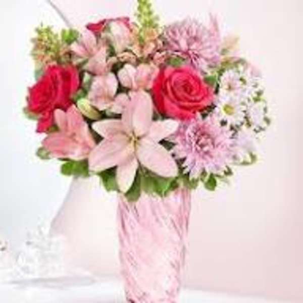 Pink and red mixed bouquet in a glass vase