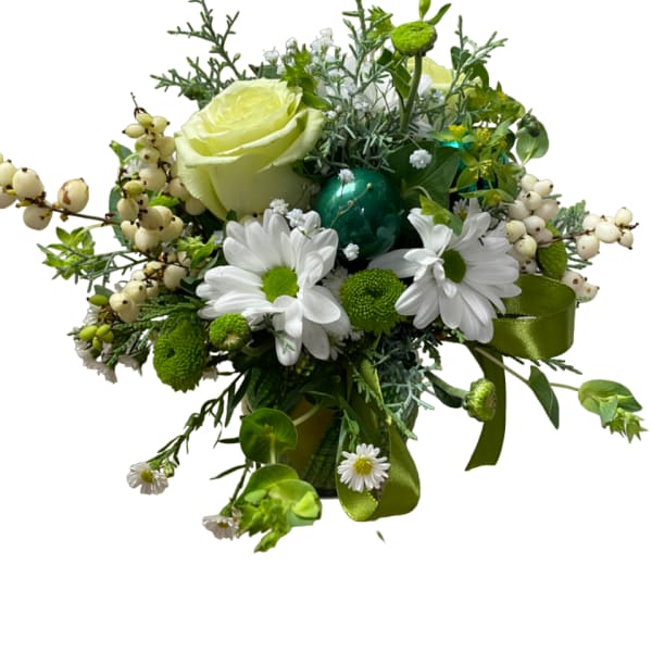 Bouquet of white daisies and pale yellow roses with green accents