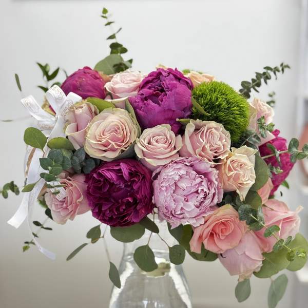 Pink and magenta rose bouquet in a clear glass vase