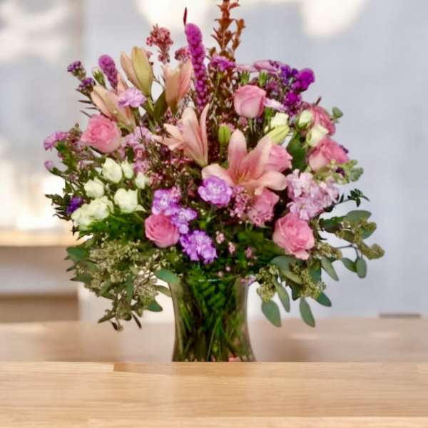 Pink and peach mixed bouquet in a glass vase