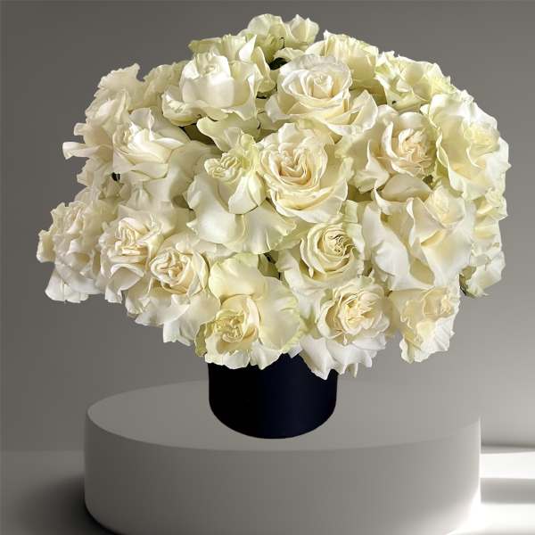 Cream rose bouquet in a dark vase