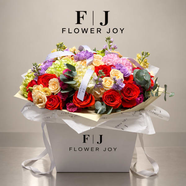 Mixed bouquet of roses and hydrangeas in a gift box