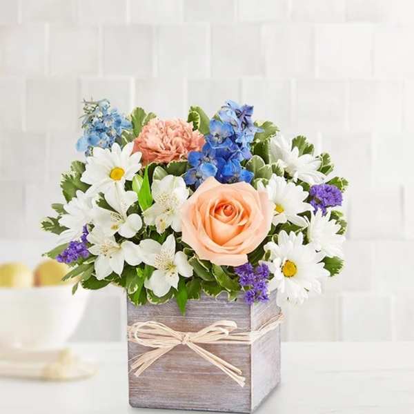 Mixed bouquet in a wooden box with a peach rose and white daisies