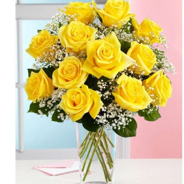 Bouquet of yellow roses in a clear glass vase