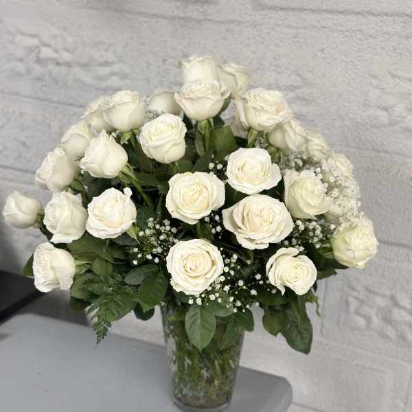Bouquet of white roses in a clear glass vase