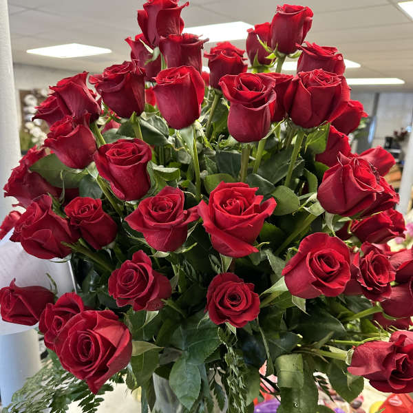 Bouquet of red roses in a clear glass vase
