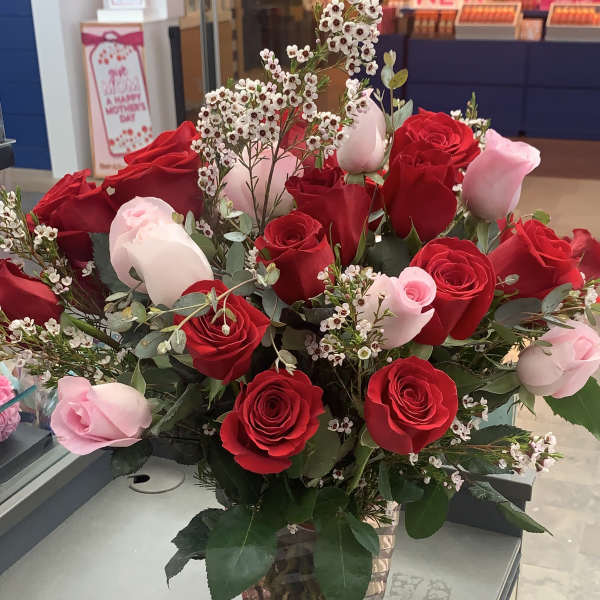 Bouquet of red and pink roses in a glass vase