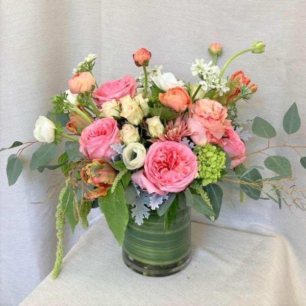 Pink and peach rose bouquet in a glass vase