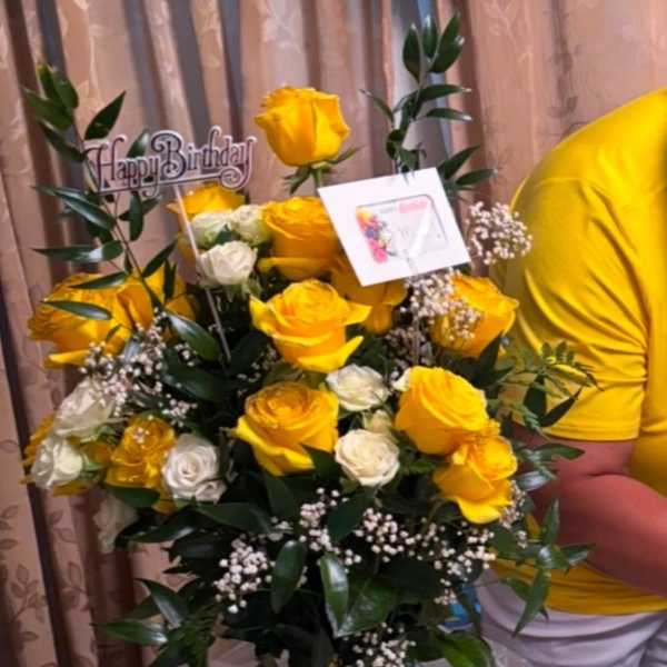 Yellow and white rose bouquet with a Happy Birthday topper