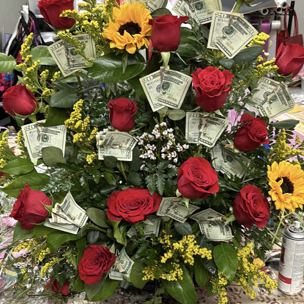 CUSTOMIZABLE ARRANGEMENT OF RED ROSES WITH SUNFLOWERS/ARREGLO PERSONALIZABLE DE ROSAS ROJAS Y GIRASOLES