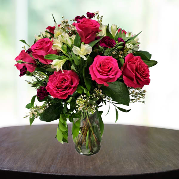 Pink rose bouquet in a clear glass vase