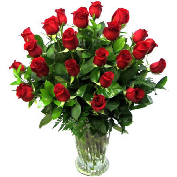 Bouquet of red roses in a clear glass vase