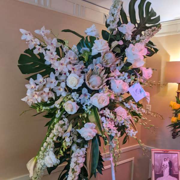 Specialty Sympathy Easel White Moderna