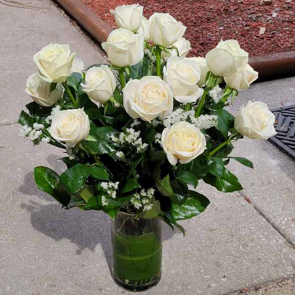 Bouquet of white roses in a clear glass vase