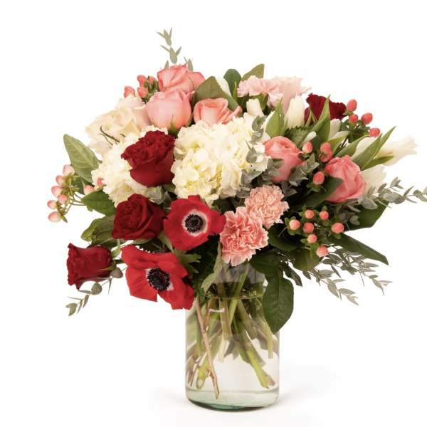 Bouquet of pink and red flowers in a clear glass vase