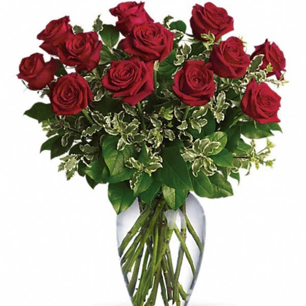 Bouquet of red roses in a clear glass vase