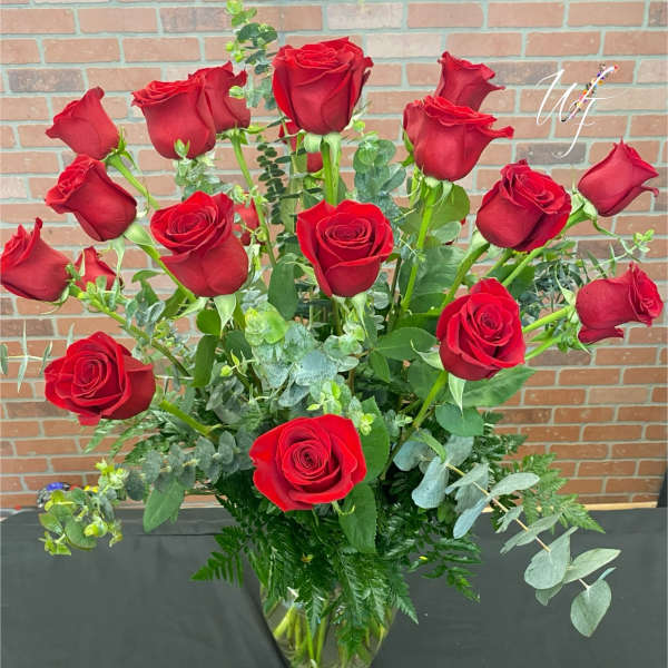Bouquet of red roses in a clear glass vase