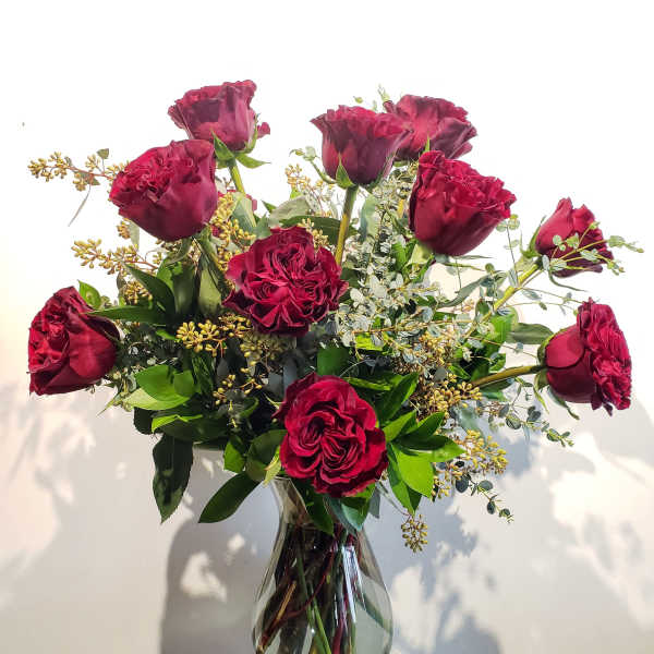 Bouquet of deep red roses in a clear glass vase