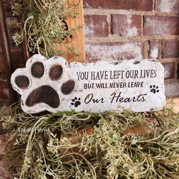 Memorial plaque with a paw print and sympathy message