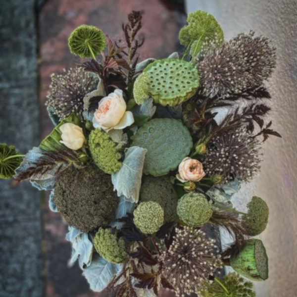 Bouquet with pale roses and green spherical blooms