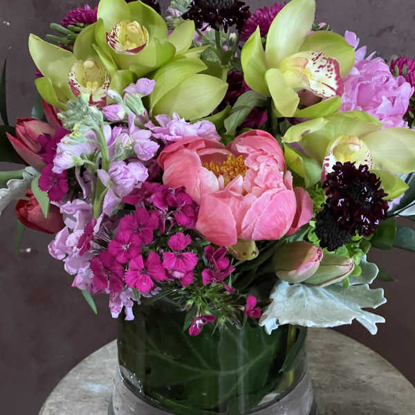 Pink and green mixed bouquet in a glass vase