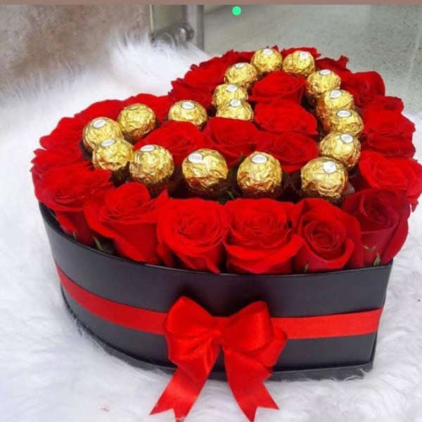 Caja de rosas y chocolates