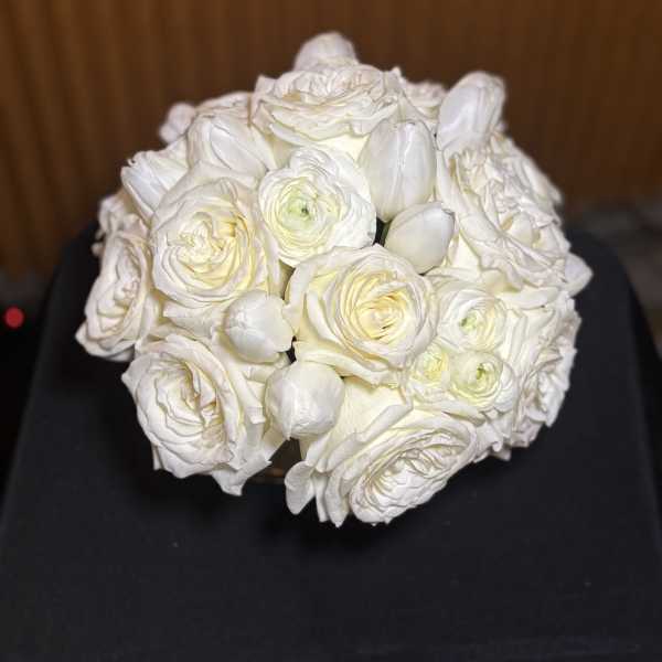 White rose and tulip bouquet with a rounded shape