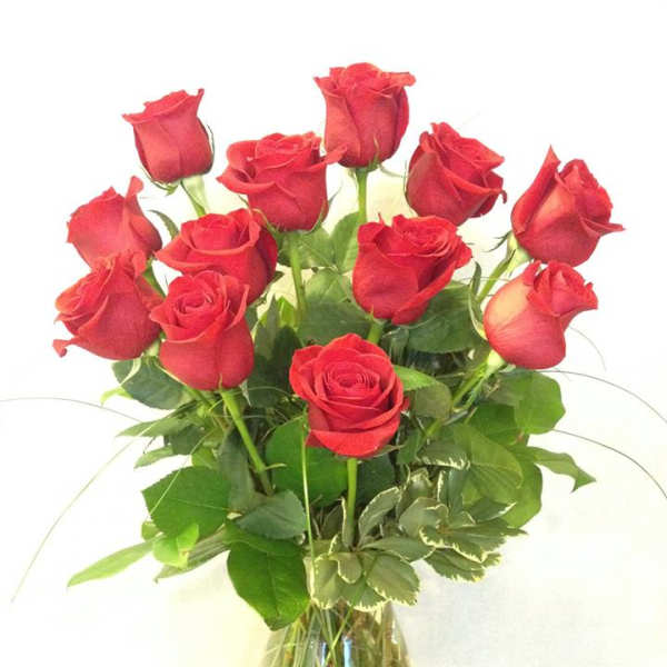 Bouquet of red roses in a clear glass vase