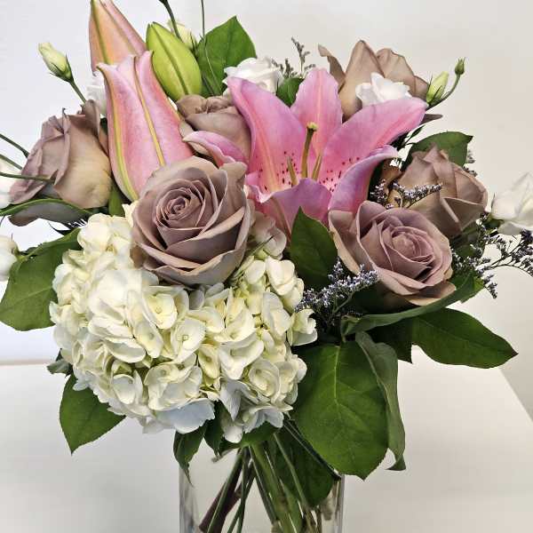 Beautifull arrangement with purple roses.
