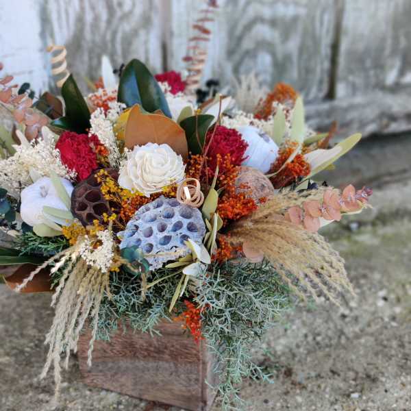 Mixed bouquet with white and red blooms in a wooden box