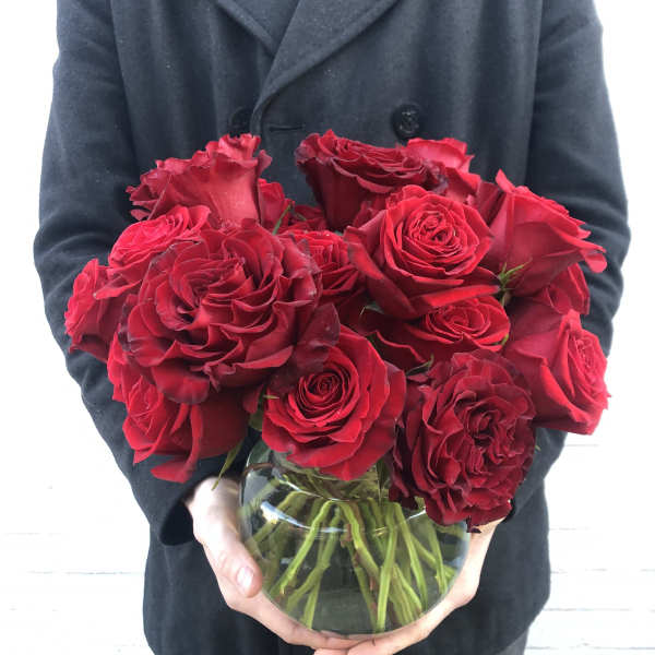Bouquet of red roses in a clear glass vase