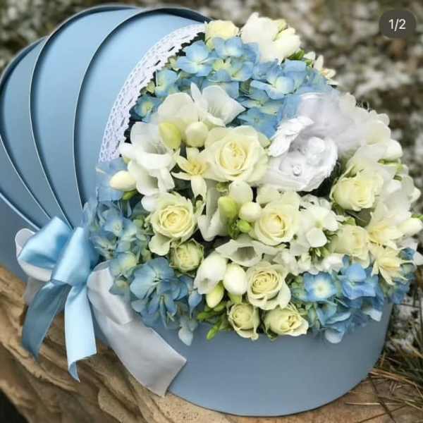 Blue and white bouquet with roses and hydrangeas in a round hatbox