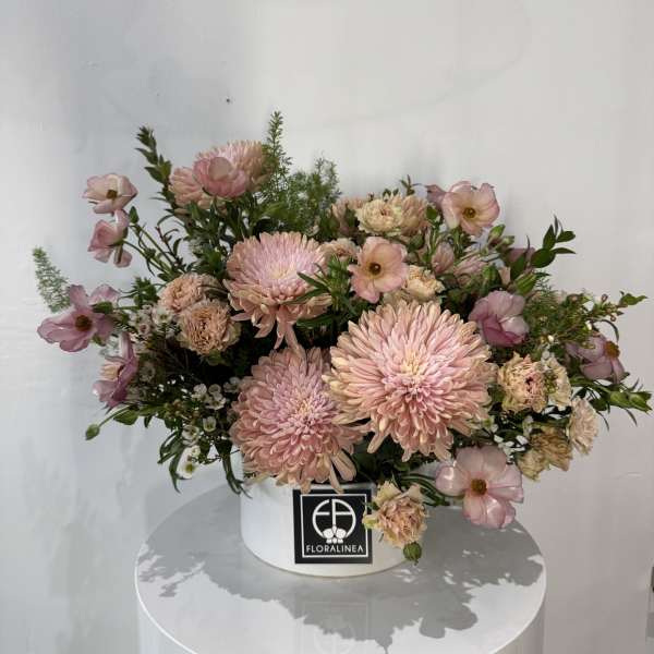 Pink chrysanthemum bouquet in a white hat box