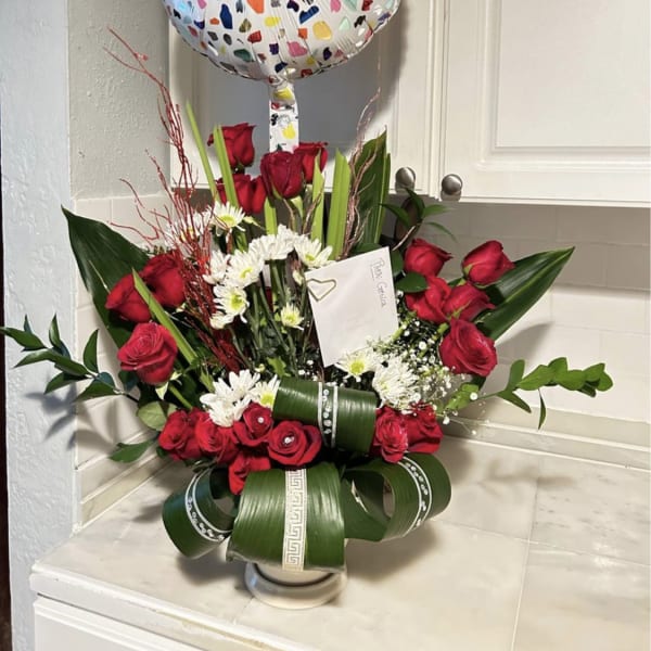 Arrangement whit 24 red roses, green leaf’s and happy birthday ballon’s