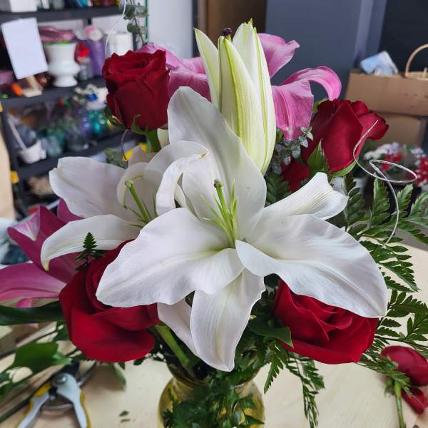 Base de rosas y liliys