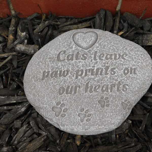 Round stone plaque with a cat paw print message and heart engraving