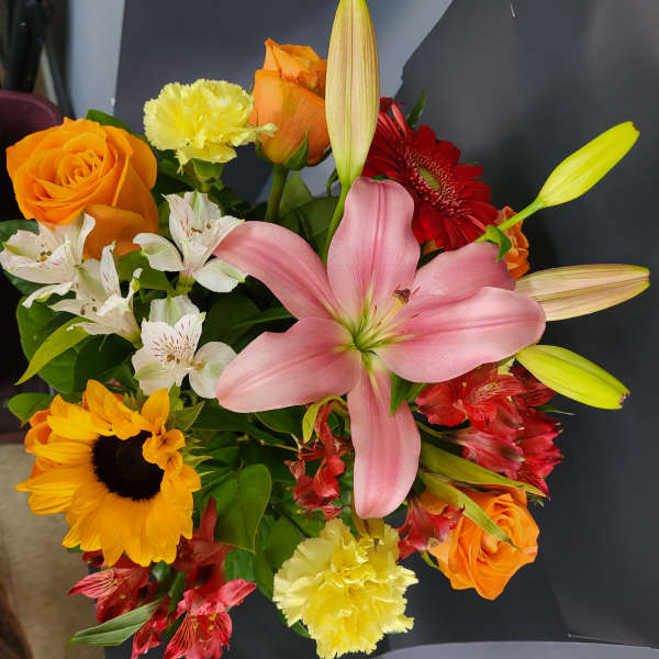 Lily's guerberas daisies girasol rosas