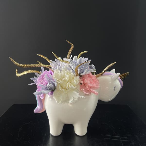 Unicorn-shaped vase with pastel flowers and gold glitter accents
