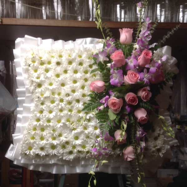 Standing floral tribute with white daisies and pink roses