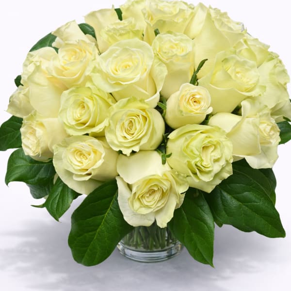 Bouquet of pale yellow roses in a clear glass vase