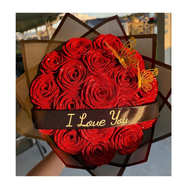 Bouquet of red roses with a "I Love You" ribbon