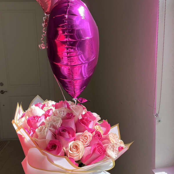 Pink rose bouquet with two heart-shaped balloons