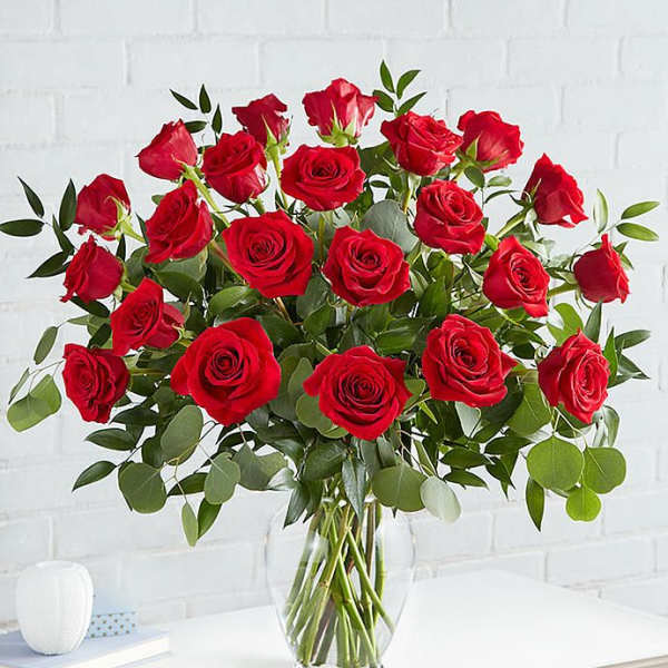 Bouquet of red roses in a clear glass vase
