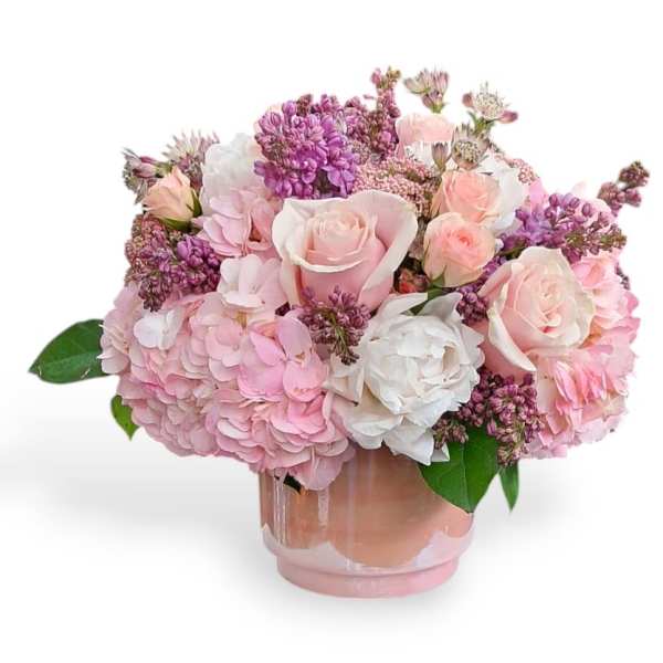 Pink and white bouquet of roses and hydrangeas in a glass vase